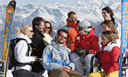 Gruppe von Singles bei einer Skireise